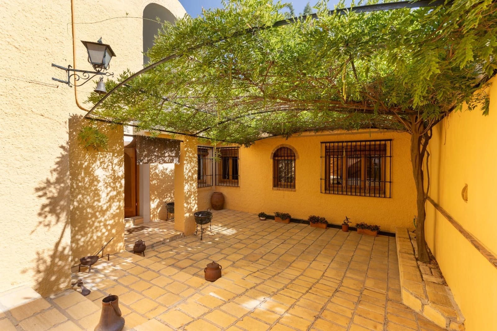 6 bedroom Villa for sale in Huetor Vega with garage - € 850,000 (Ref: 9534175)