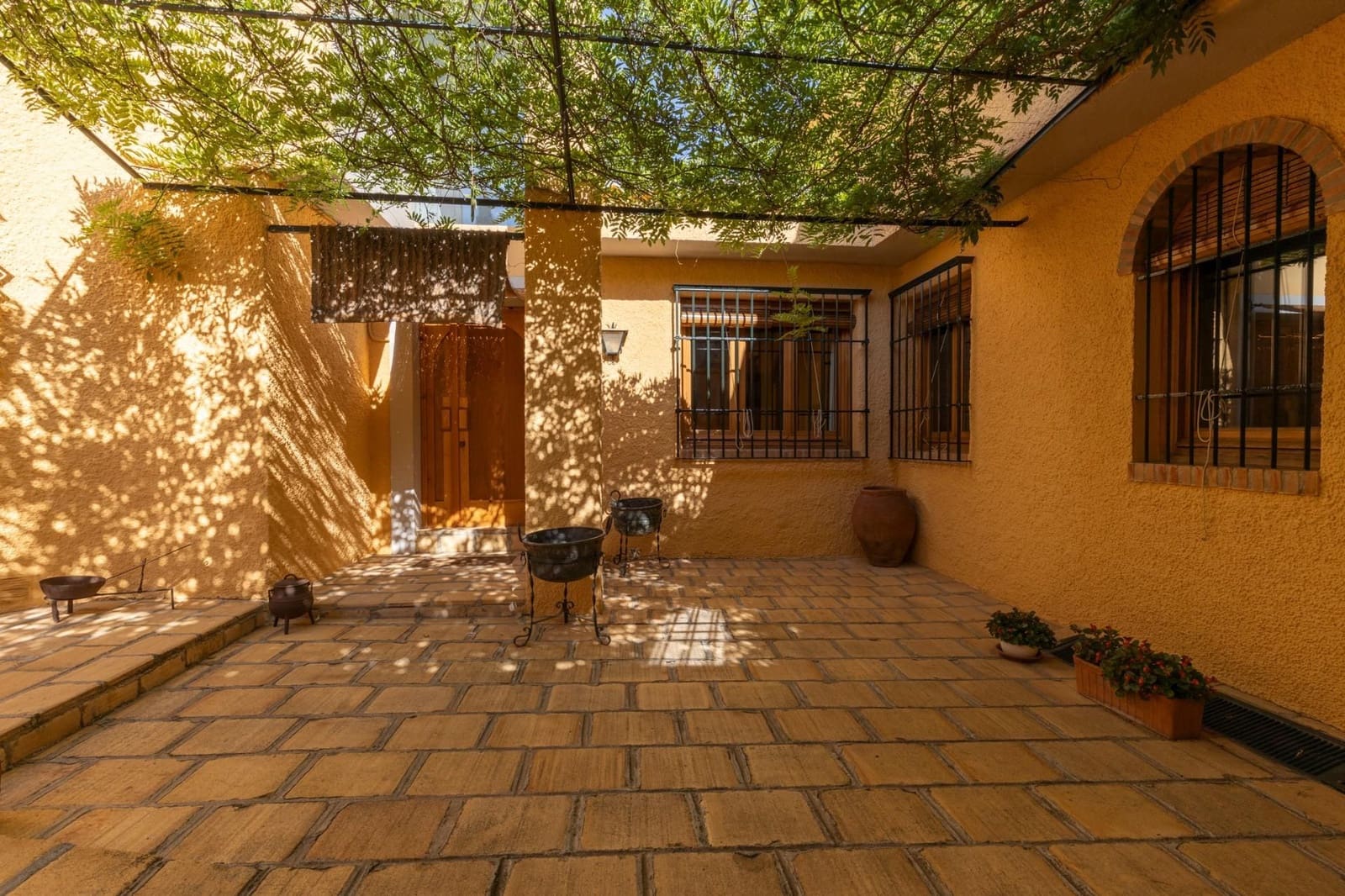 6 bedroom Villa for sale in Huetor Vega with garage - € 850,000 (Ref: 9534175)