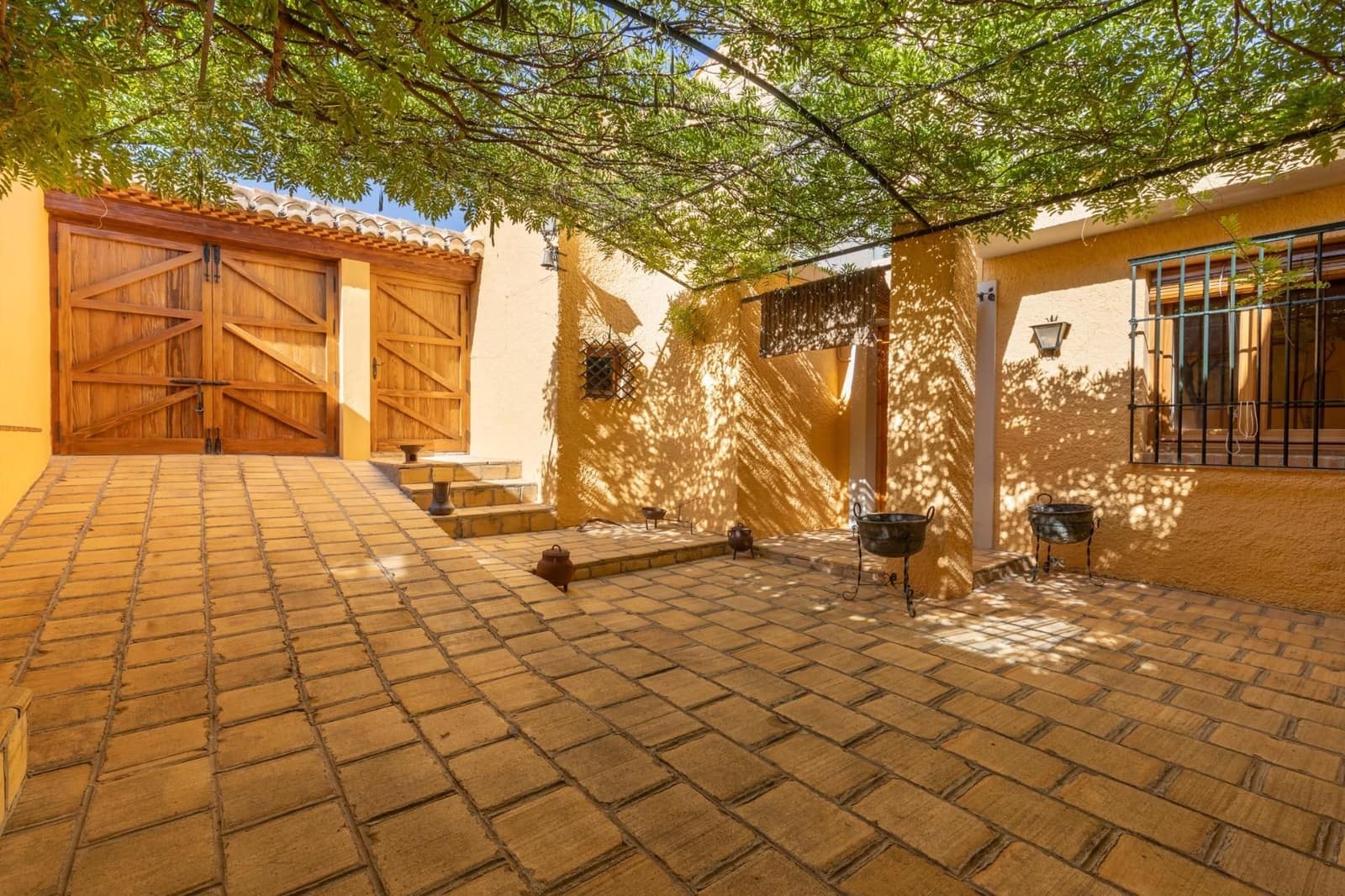 6 bedroom Villa for sale in Huetor Vega with garage - € 850,000 (Ref: 9534175)