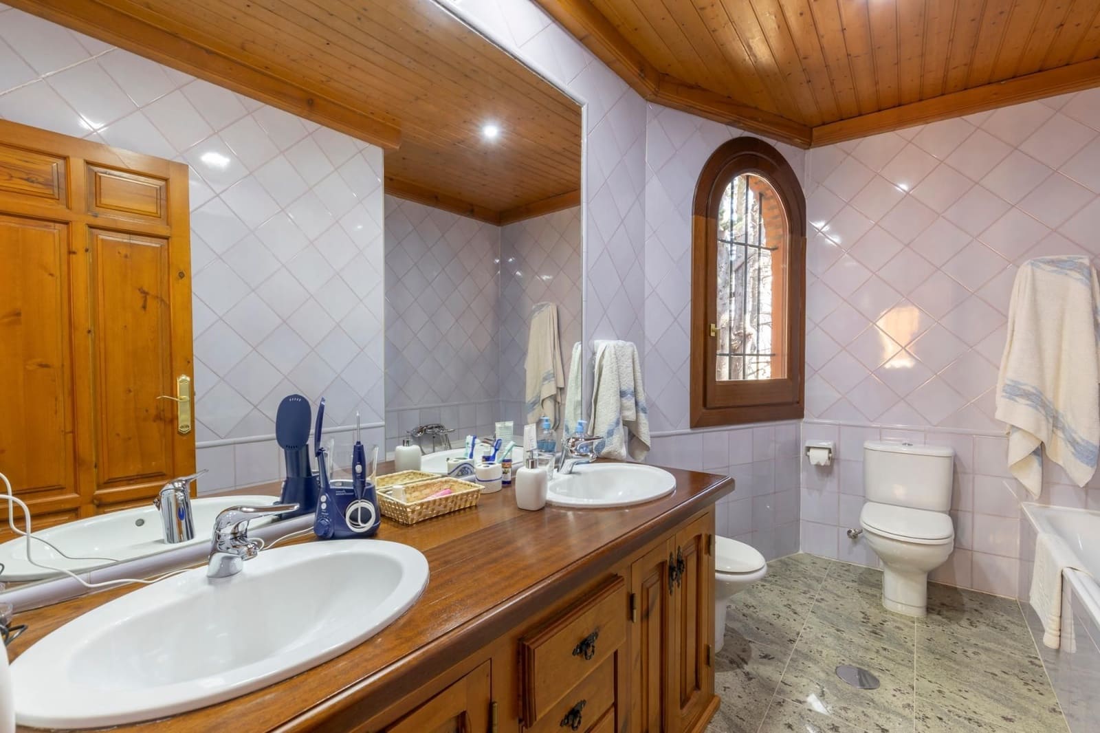 6 bedroom Villa for sale in Huetor Vega with garage - € 850,000 (Ref: 9534175)