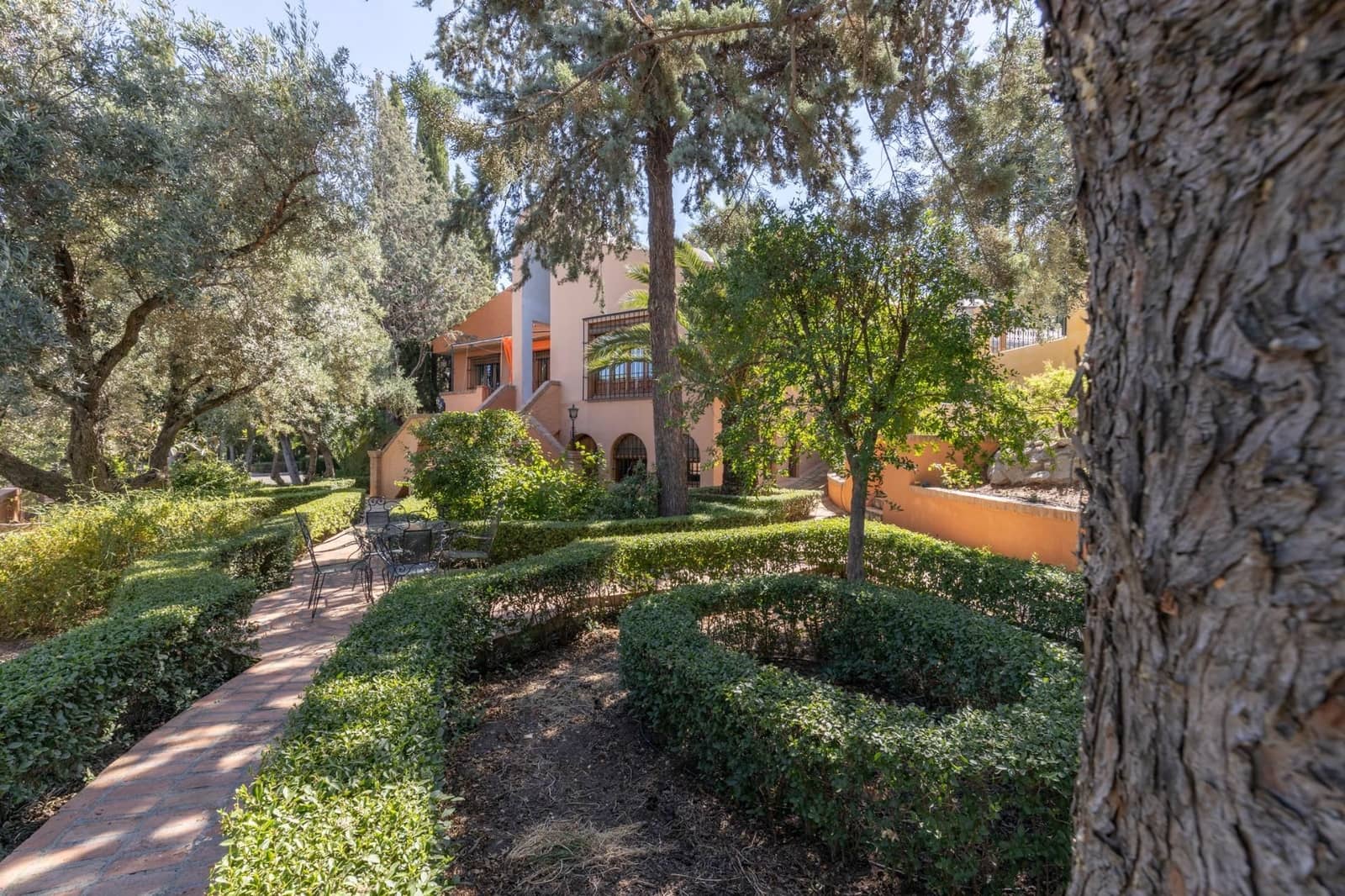 6 bedroom Villa for sale in Huetor Vega with garage - € 850,000 (Ref: 9534175)