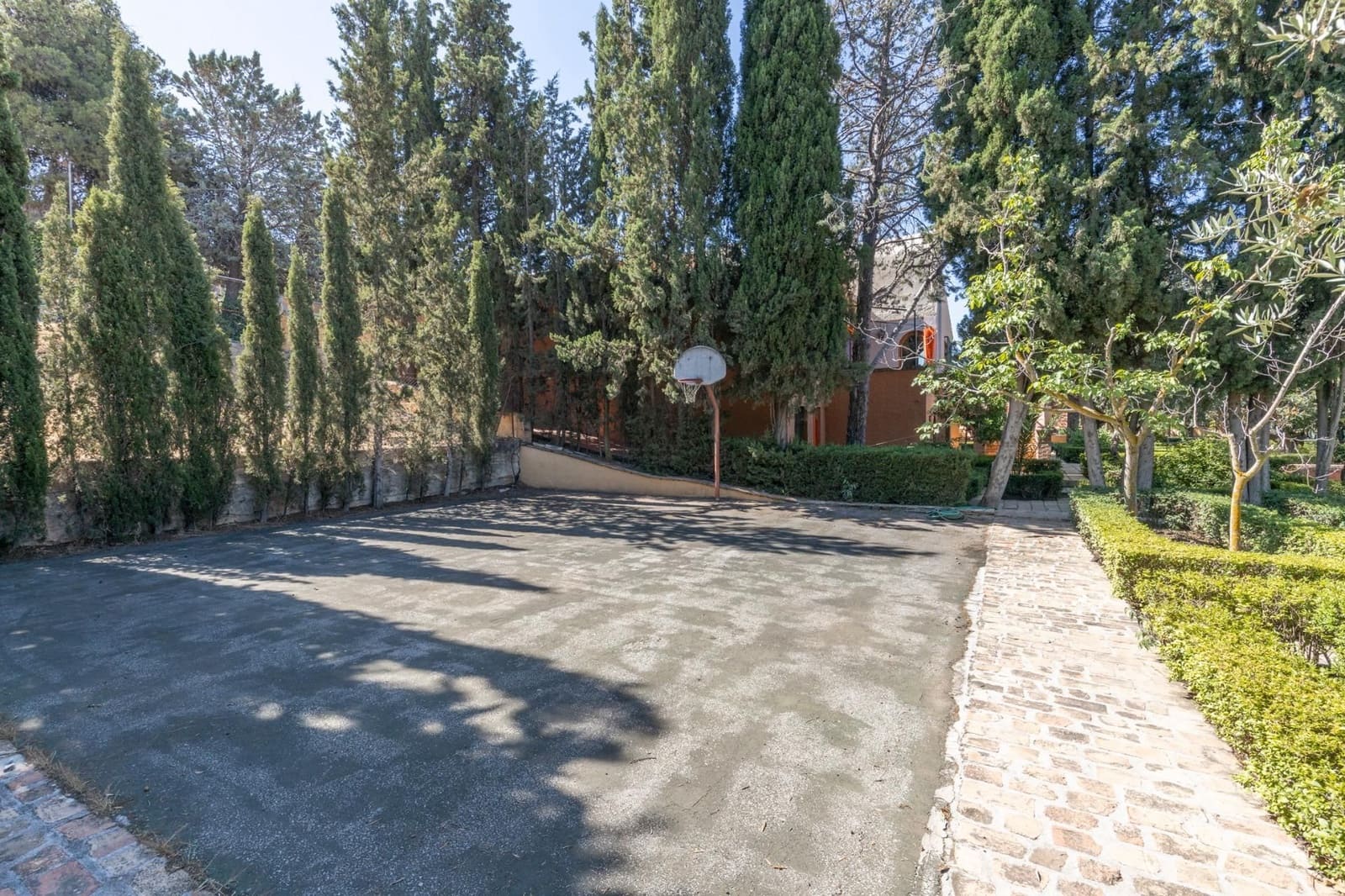 6 bedroom Villa for sale in Huetor Vega with garage - € 850,000 (Ref: 9534175)