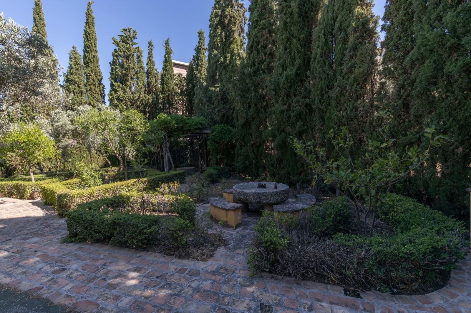 6 bedroom Villa for sale in Huetor Vega with garage - € 850,000 (Ref: 9534175)