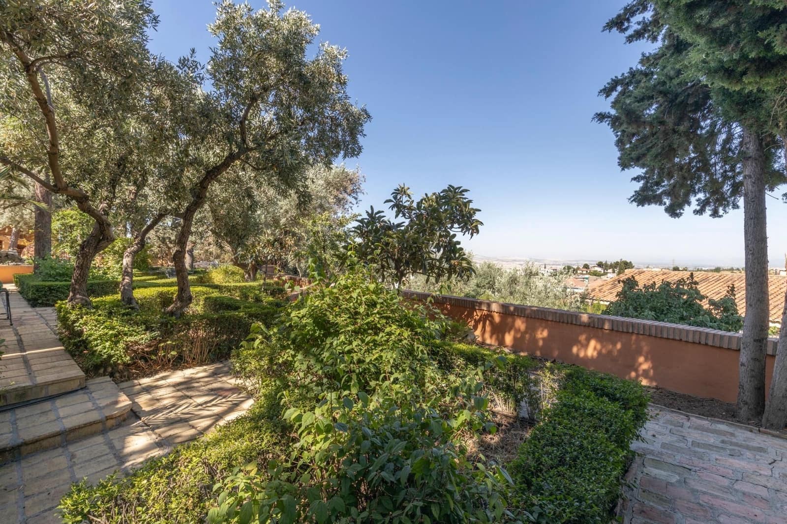 6 bedroom Villa for sale in Huetor Vega with garage - € 850,000 (Ref: 9534175)