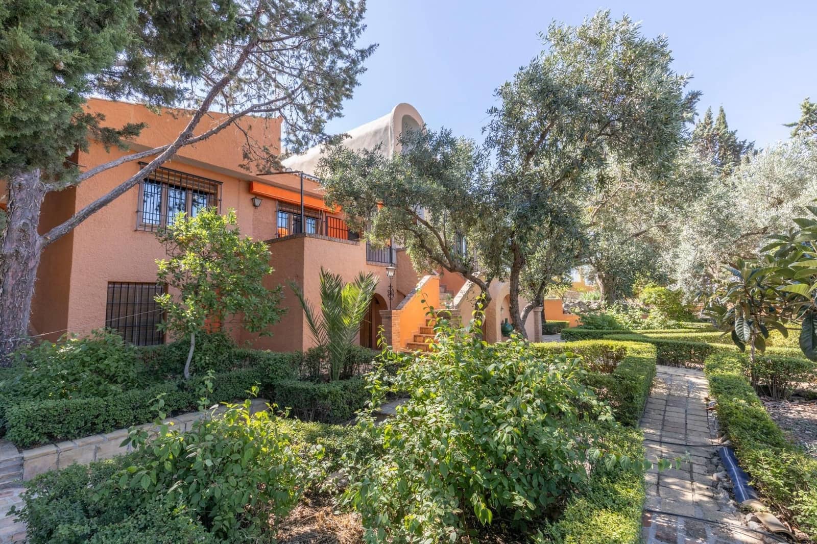 6 bedroom Villa for sale in Huetor Vega with garage - € 850,000 (Ref: 9534175)