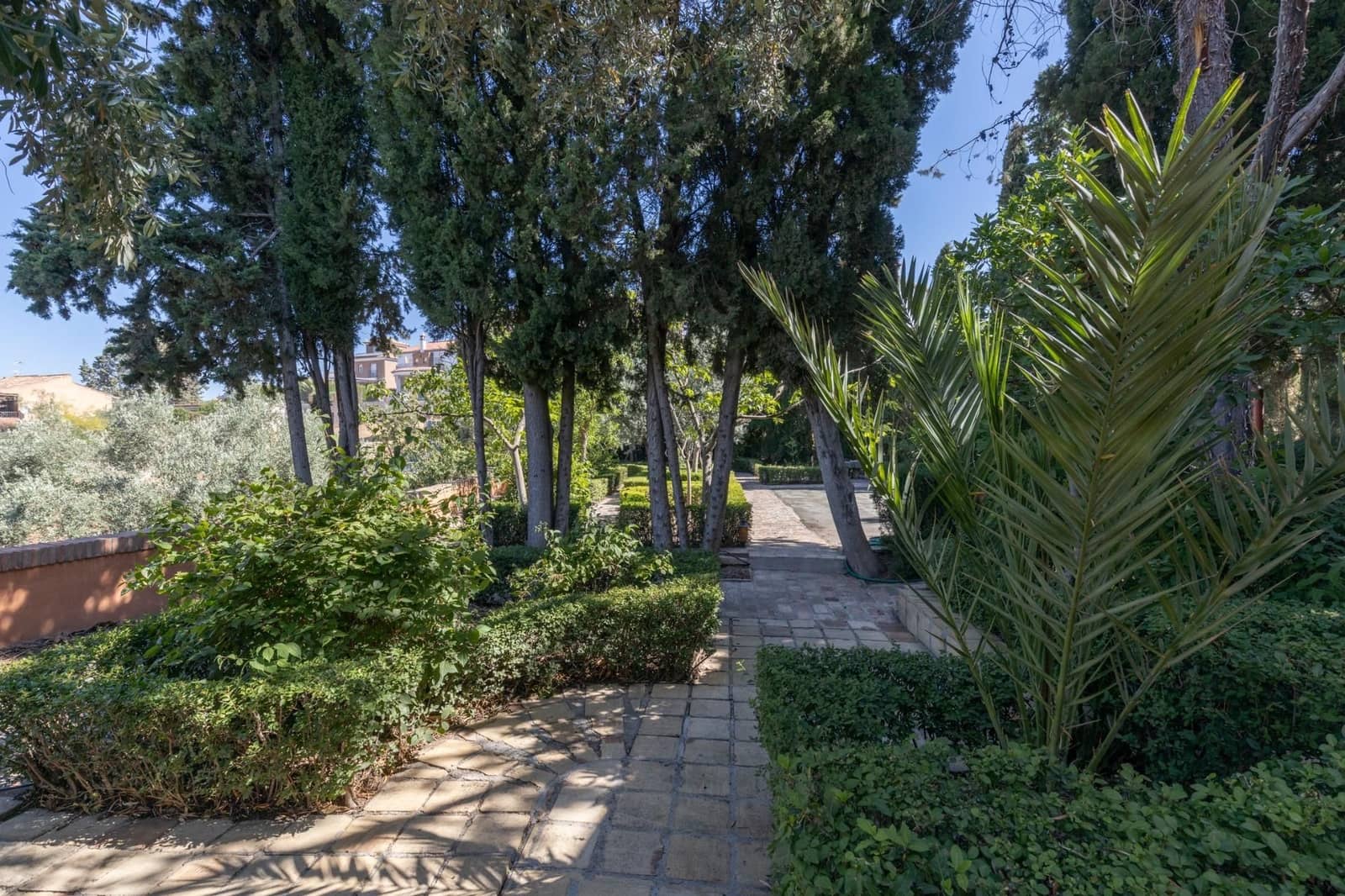 6 bedroom Villa for sale in Huetor Vega with garage - € 850,000 (Ref: 9534175)