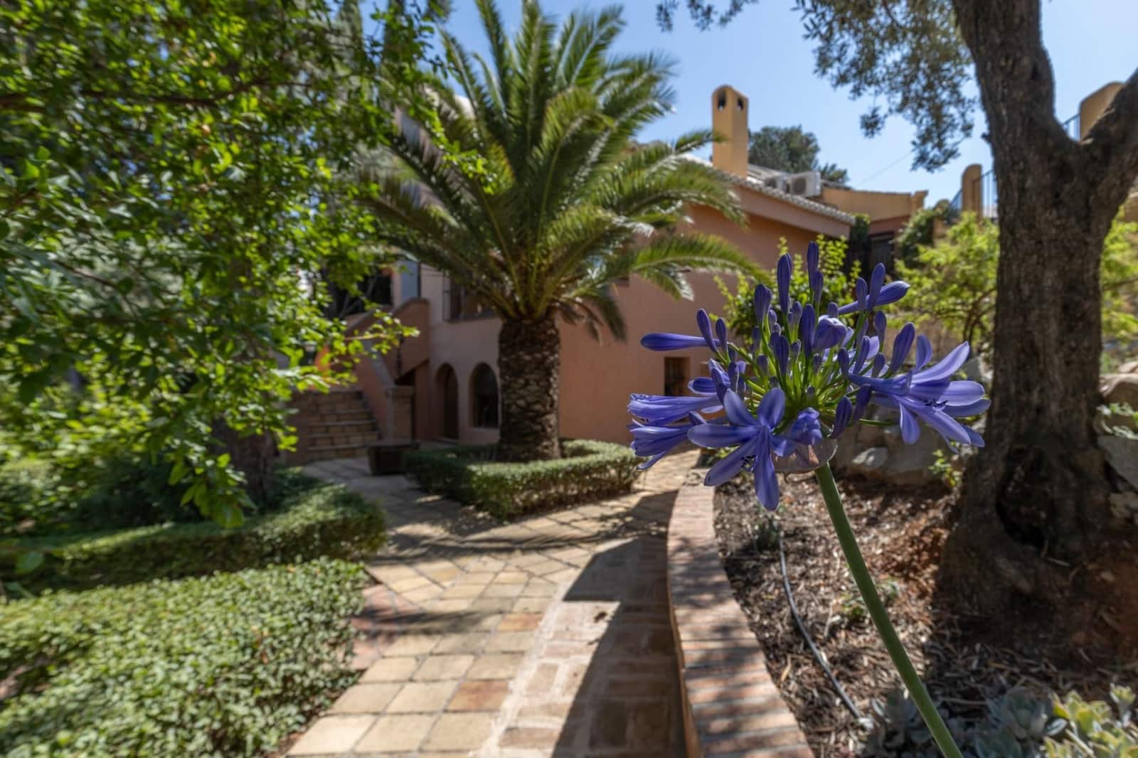 6 bedroom Villa for sale in Huetor Vega with garage - € 850,000 (Ref: 9534175)