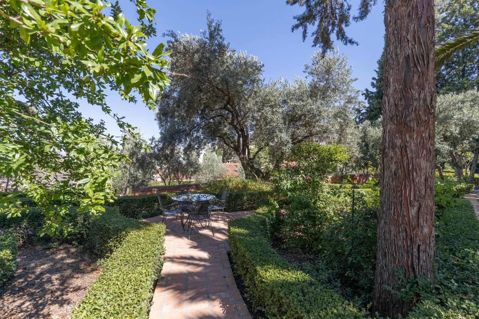 6 bedroom Villa for sale in Huetor Vega with garage - € 850,000 (Ref: 9534175)