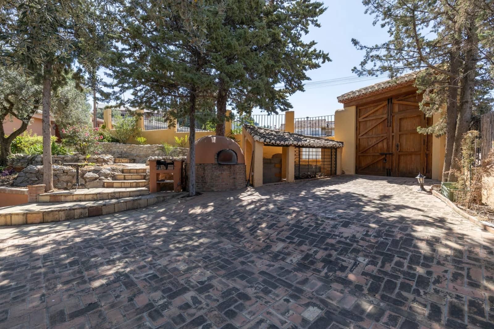 6 bedroom Villa for sale in Huetor Vega with garage - € 850,000 (Ref: 9534175)