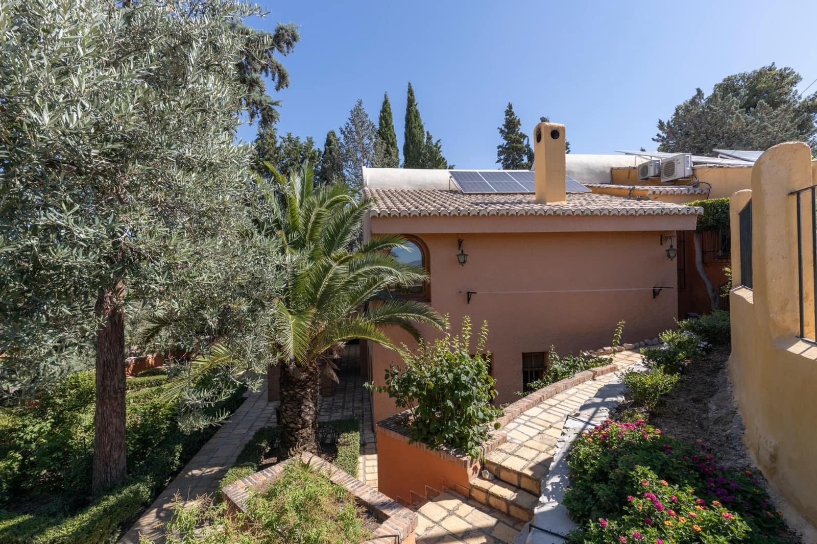 6 bedroom Villa for sale in Huetor Vega with garage - € 850,000 (Ref: 9534175)