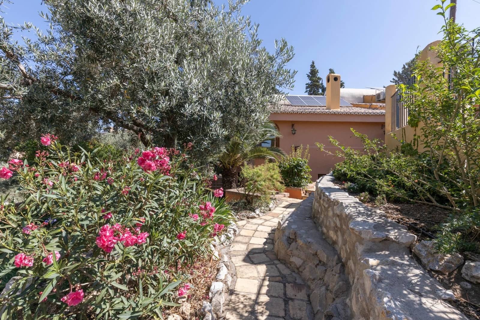 6 bedroom Villa for sale in Huetor Vega with garage - € 850,000 (Ref: 9534175)