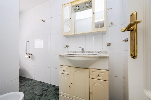 5 soveværelse Lejlighed til salg i Cerrillo de Maracena - Periodistas, Granada by - € 219.000 (Ref: 9534186)