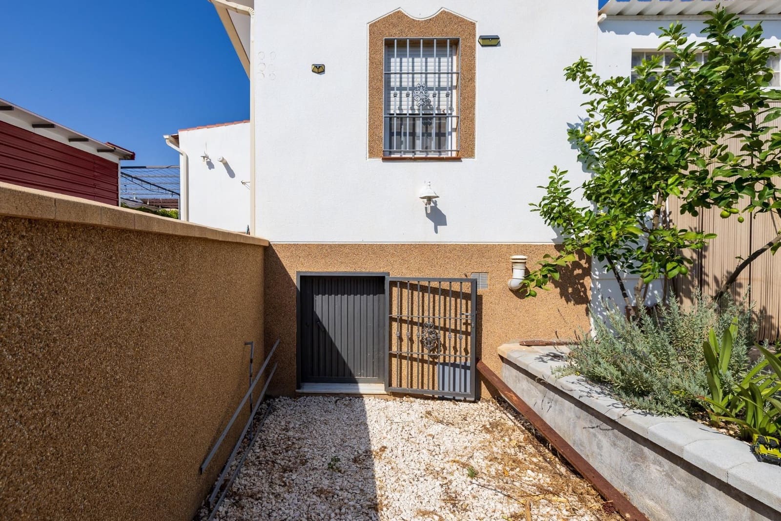 2 bedroom Finca/Country House for sale in Darro with garage - € 129,000 (Ref: 9534210)