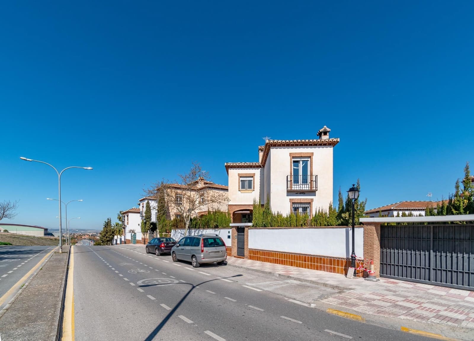 5 sypialnia Willa na sprzedaż w La Zubia z garażem - 309 000 € (Ref: 9534211)