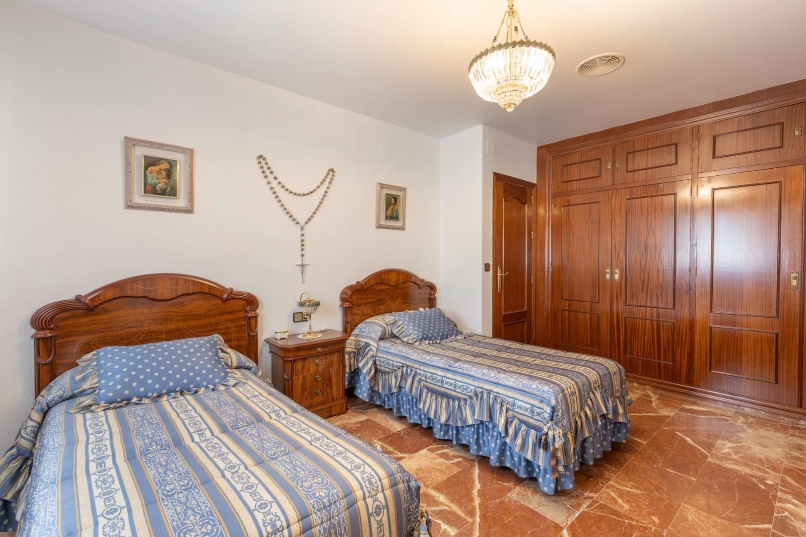 5 chambre Villa/Maison Semi-Mitoyenne à vendre à Jun avec garage - 270 000 € (Ref: 9534233)