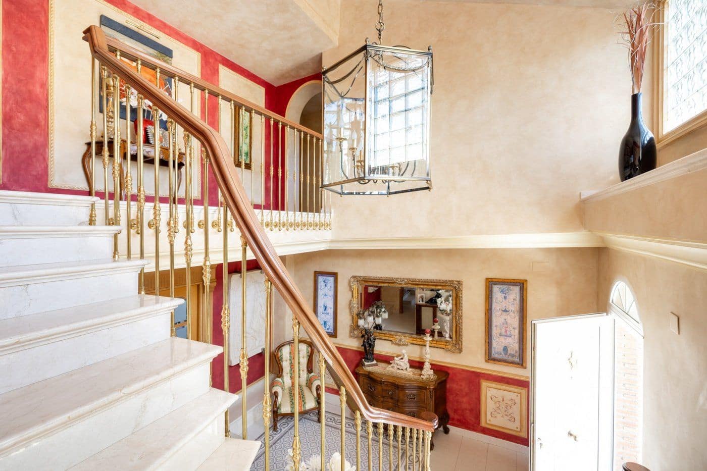 6 sypialnia Willa na sprzedaż w Gojar z basenem garażem - 699 900 € (Ref: 9534237)