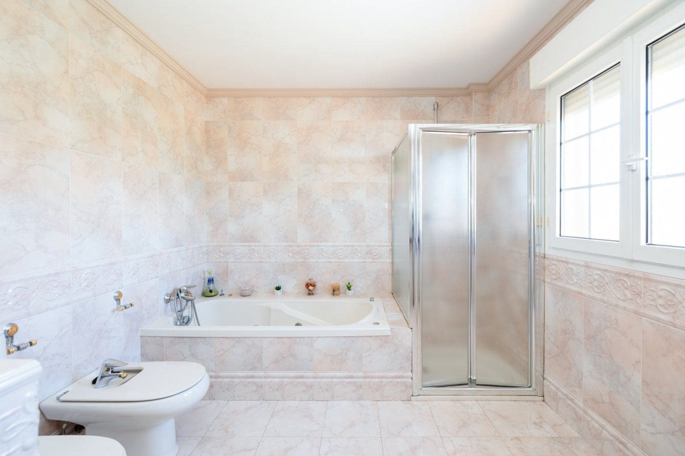 6 sypialnia Willa na sprzedaż w Gojar z basenem garażem - 699 900 € (Ref: 9534237)