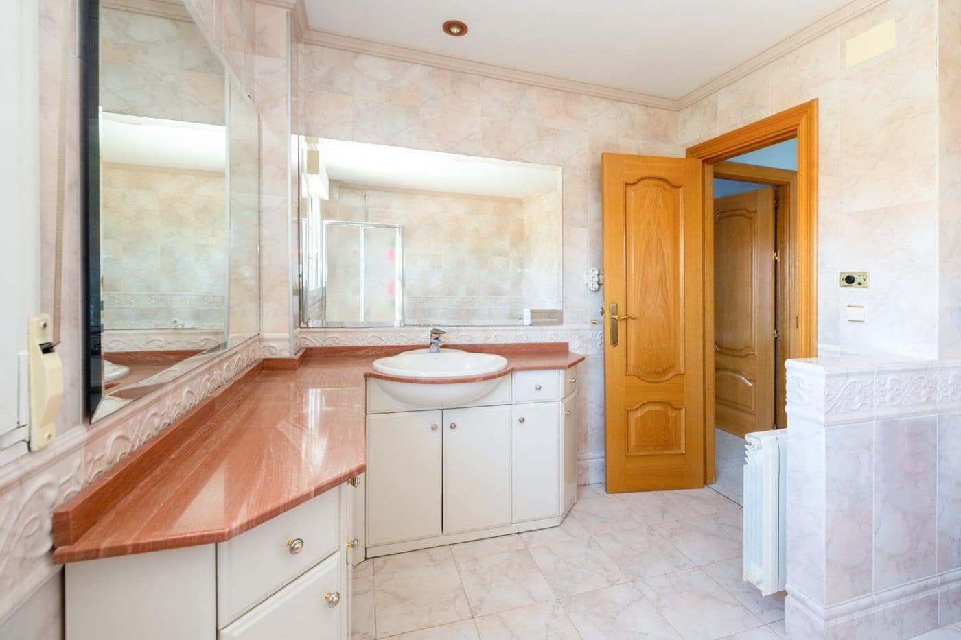 6 sypialnia Willa na sprzedaż w Gojar z basenem garażem - 699 900 € (Ref: 9534237)