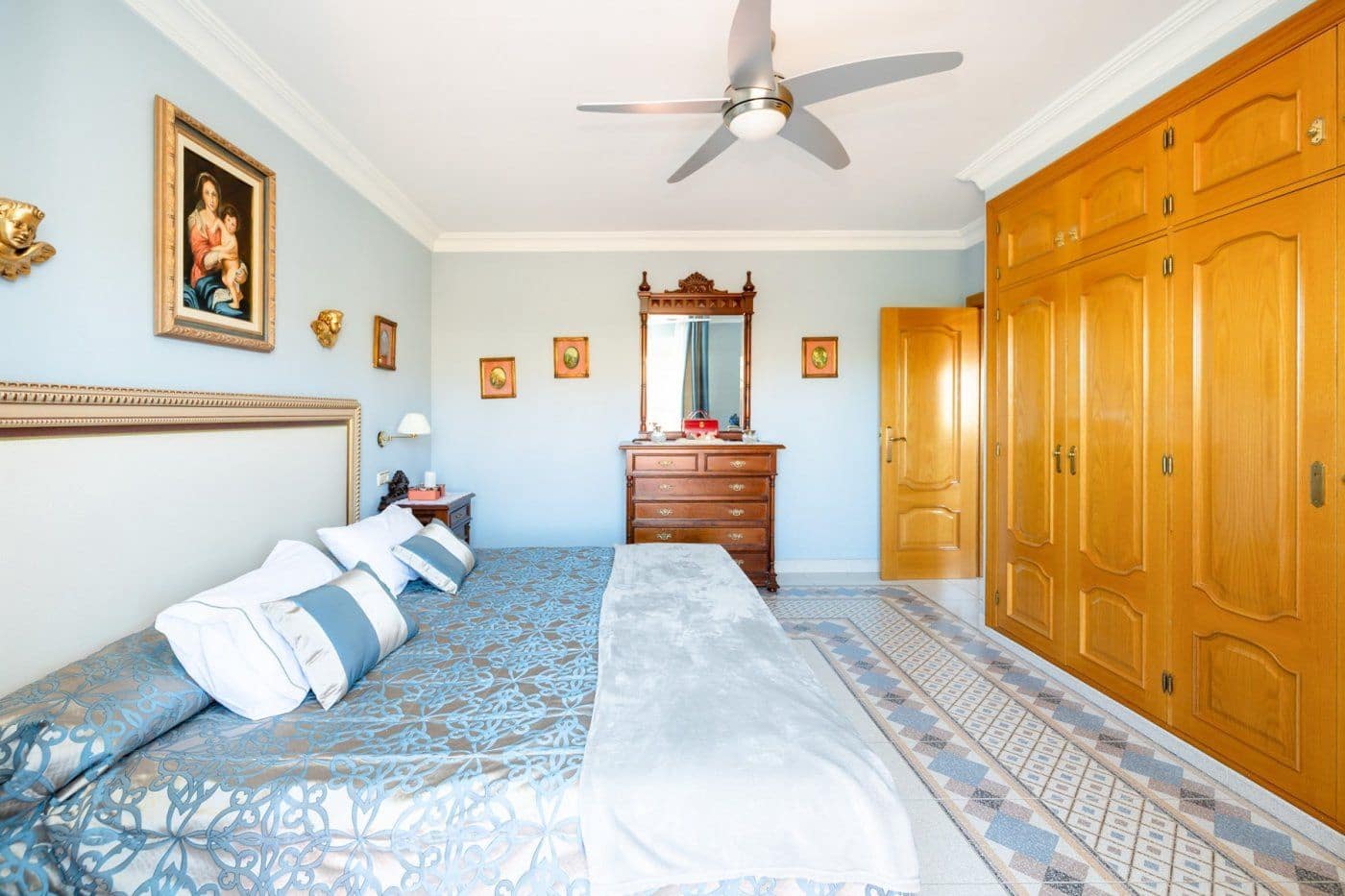 6 sypialnia Willa na sprzedaż w Gojar z basenem garażem - 699 900 € (Ref: 9534237)