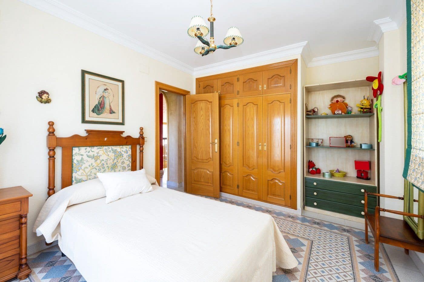 6 sypialnia Willa na sprzedaż w Gojar z basenem garażem - 699 900 € (Ref: 9534237)