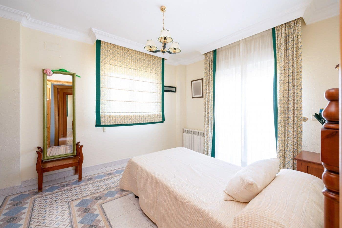 6 sypialnia Willa na sprzedaż w Gojar z basenem garażem - 699 900 € (Ref: 9534237)