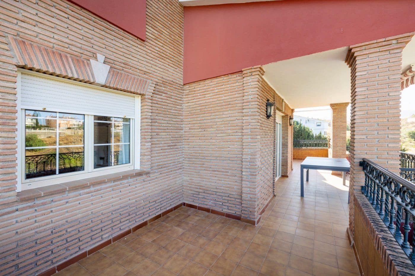 6 sypialnia Willa na sprzedaż w Gojar z basenem garażem - 699 900 € (Ref: 9534237)