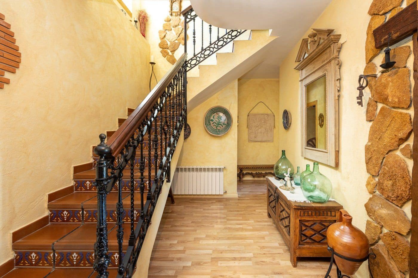 6 sypialnia Willa na sprzedaż w Gojar z basenem garażem - 699 900 € (Ref: 9534237)