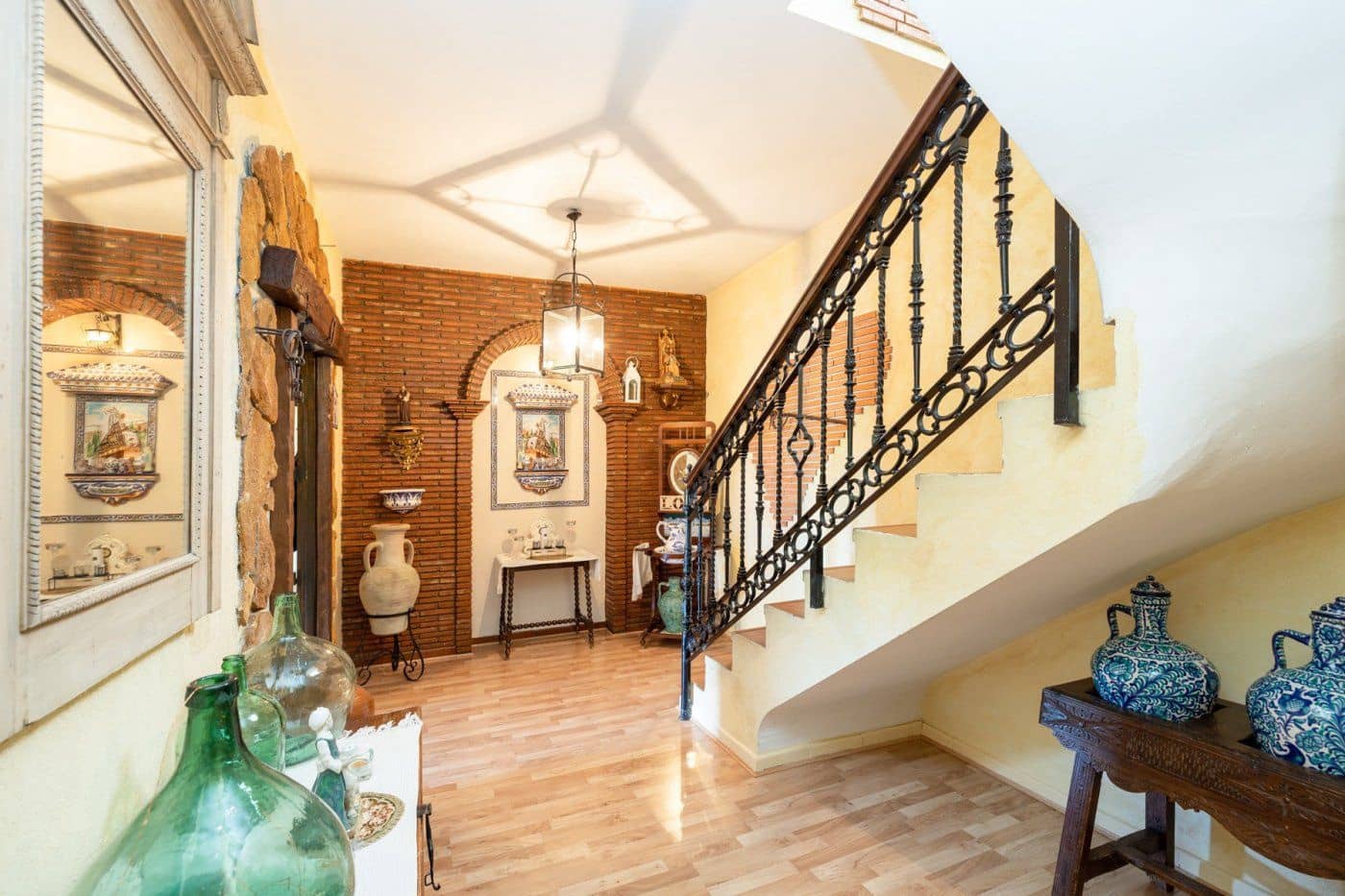 6 sypialnia Willa na sprzedaż w Gojar z basenem garażem - 699 900 € (Ref: 9534237)