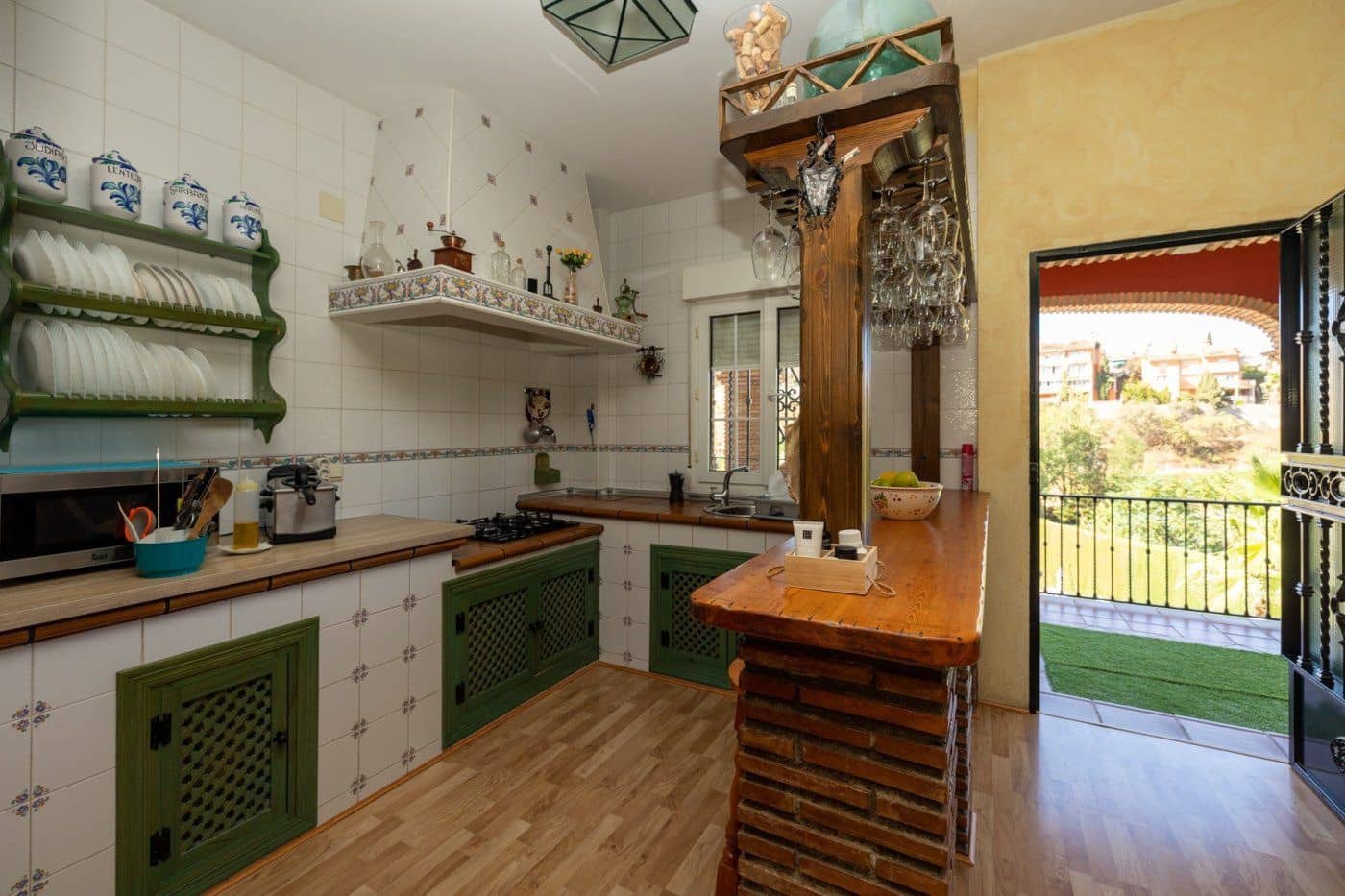 6 sypialnia Willa na sprzedaż w Gojar z basenem garażem - 699 900 € (Ref: 9534237)