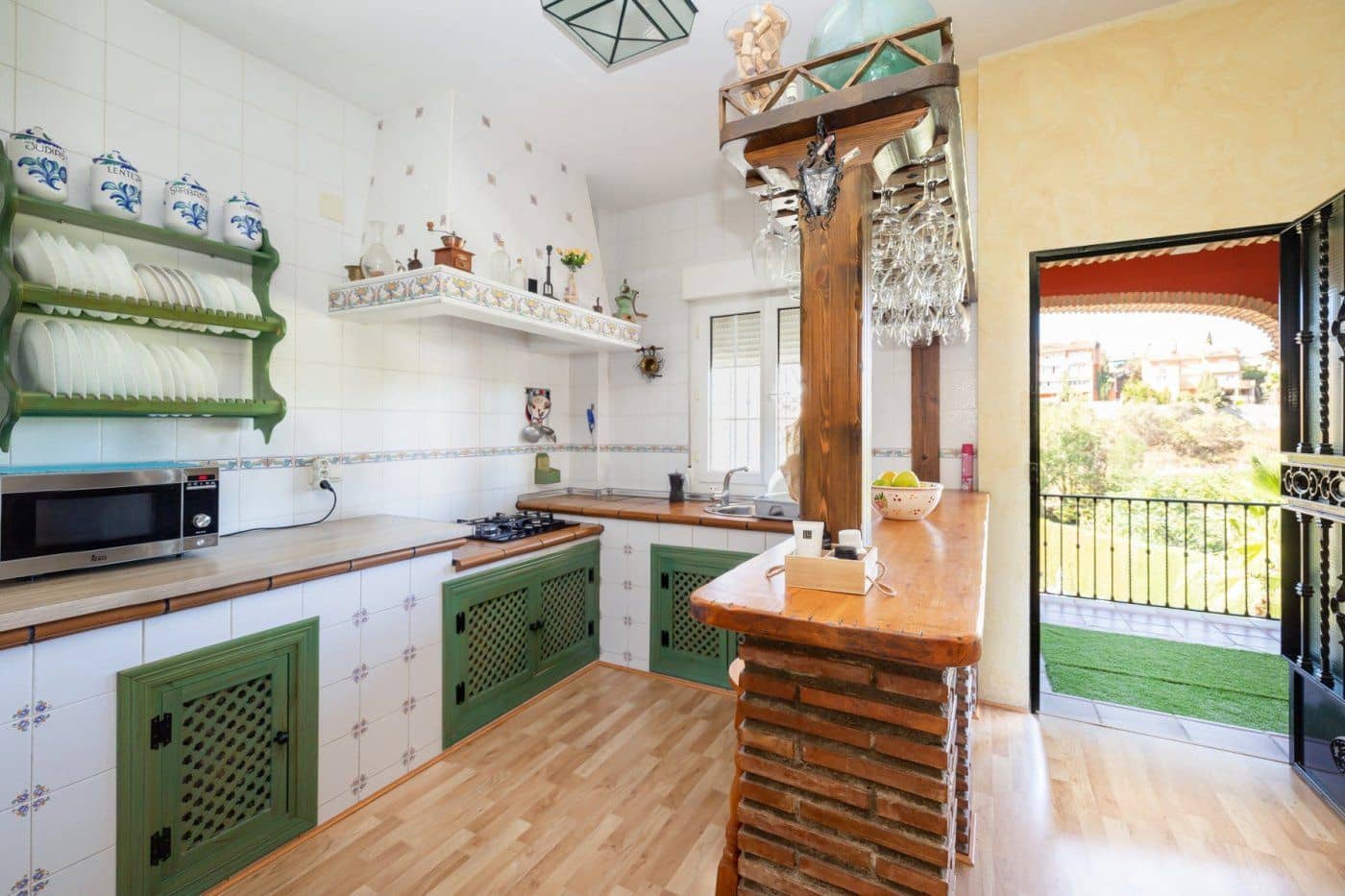 6 sypialnia Willa na sprzedaż w Gojar z basenem garażem - 699 900 € (Ref: 9534237)