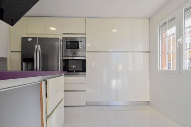 3 makuuhuone Omakotitalo myytävänä paikassa Cúllar Vega mukana uima-altaan 
autotalli - 240 000 € (Ref: 9534258)