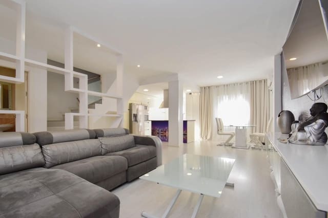 3 makuuhuone Omakotitalo myytävänä paikassa Cúllar Vega mukana uima-altaan 
autotalli - 240 000 € (Ref: 9534258)