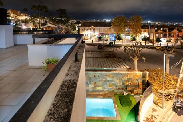 4 soveværelse Semi-Rækkehus til salg i Huétor Vega med swimmingpool garage - € 458.000 (Ref: 9534266)