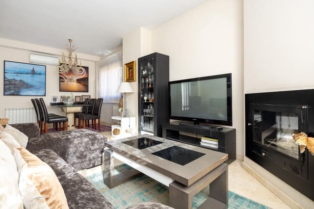 4 soveværelse Semi-Rækkehus til salg i Huétor Vega med swimmingpool garage - € 458.000 (Ref: 9534266)