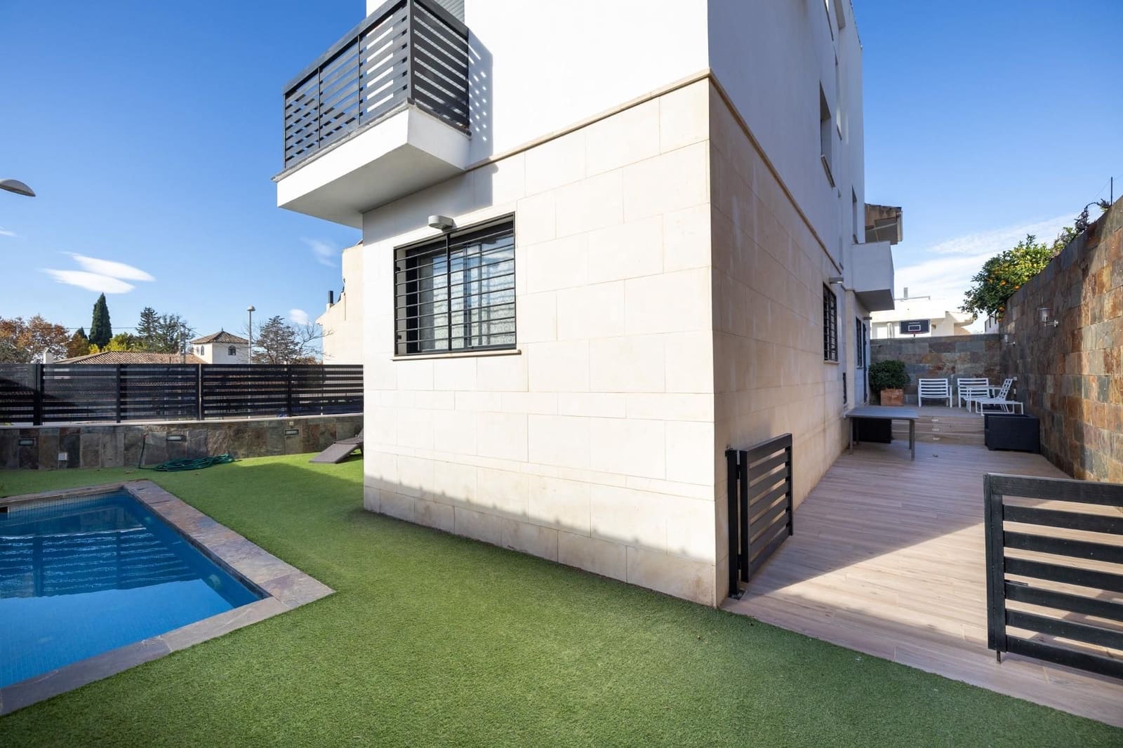 4 soveværelse Semi-Rækkehus til salg i Huetor Vega med swimmingpool garage - € 458.000 (Ref: 9534266)