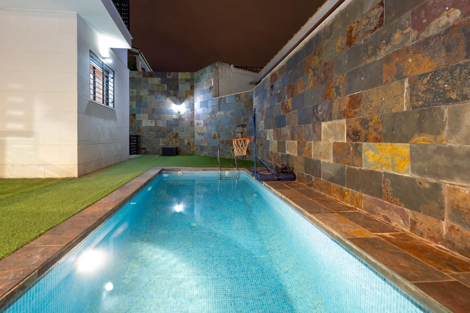 4 soveværelse Semi-Rækkehus til salg i Huetor Vega med swimmingpool garage - € 458.000 (Ref: 9534266)