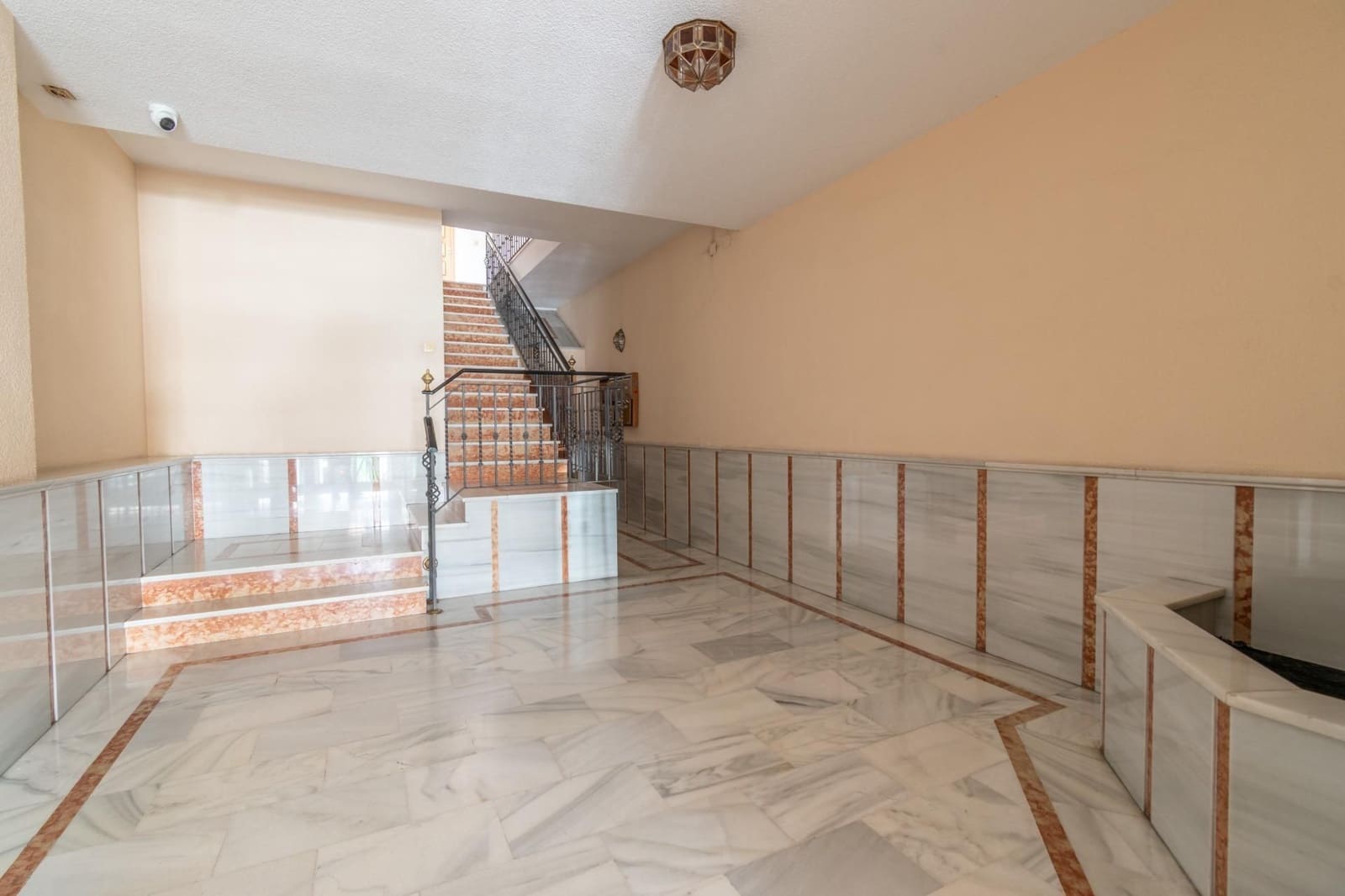 6 slaapkamer Flat te koop in Armilla met garage - € 254.900 (Ref: 9534273)