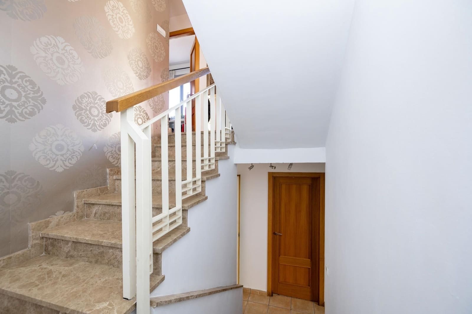 4 bedroom Villa for sale in Jun with garage - € 290,000 (Ref: 9534277)