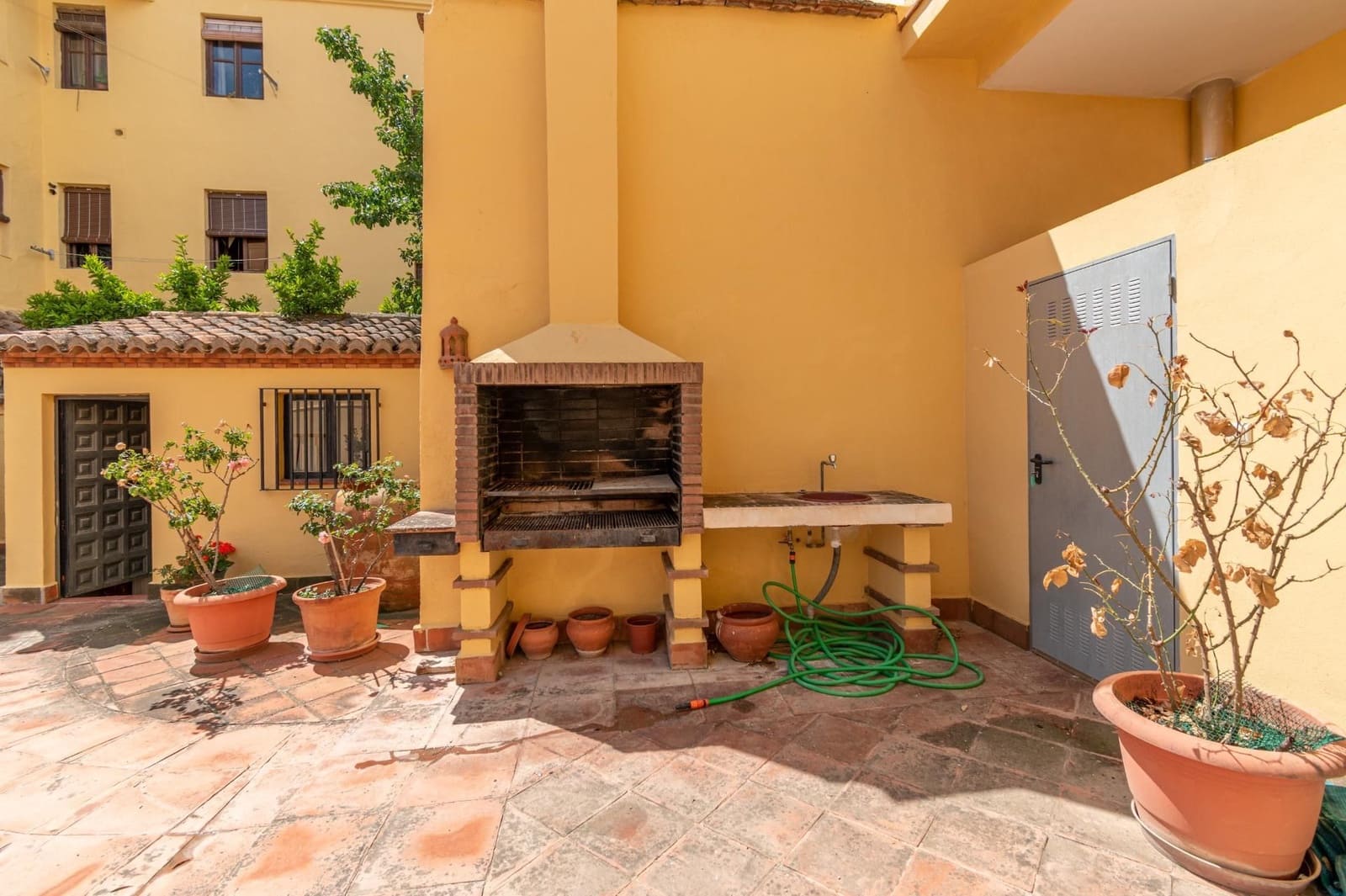 12 bedroom Townhouse for sale in Guadix with pool - € 550,000 (Ref: 9534299)