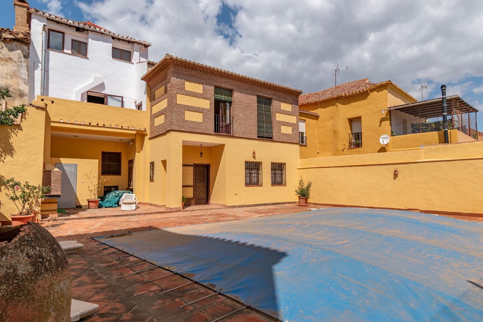 12 bedroom Townhouse for sale in Guadix with pool - € 550,000 (Ref: 9534299)