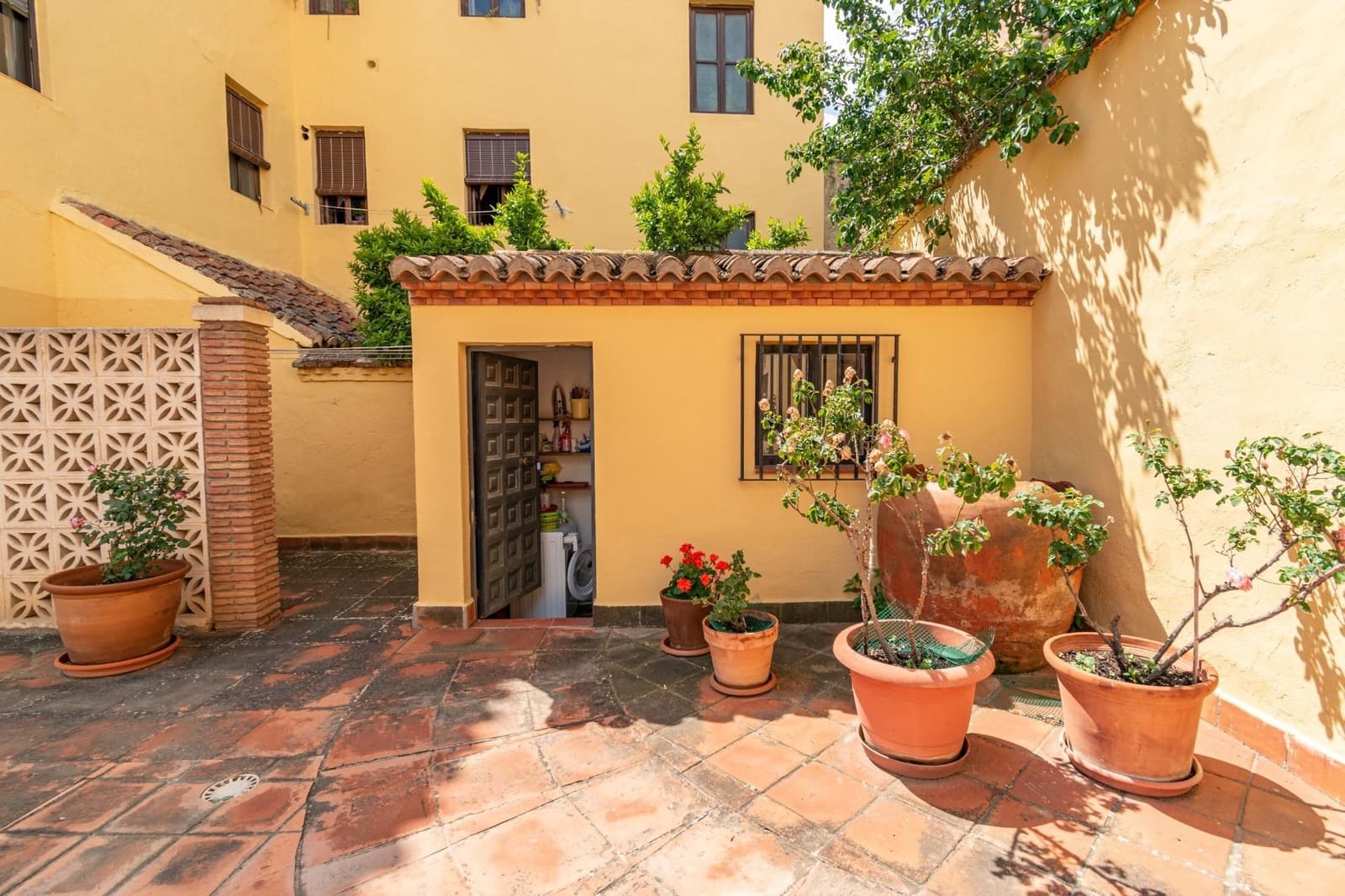 12 bedroom Townhouse for sale in Guadix with pool - € 550,000 (Ref: 9534299)