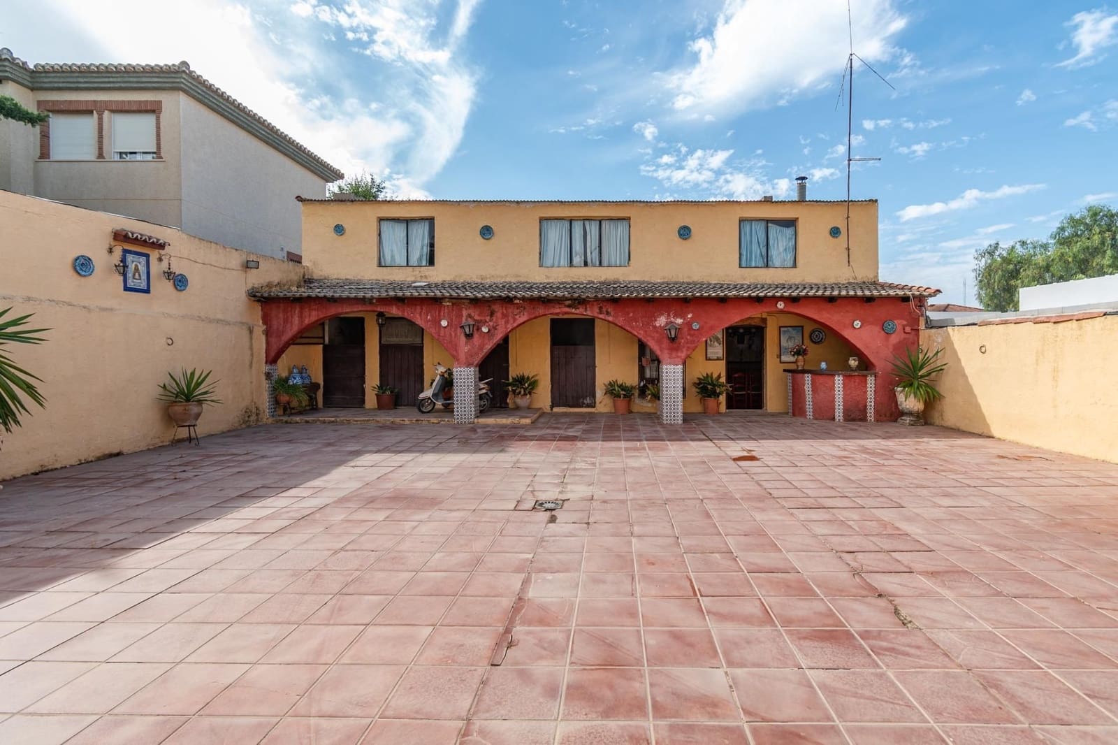 5 bedroom Villa for sale in Otura with pool garage - € 340,000 (Ref: 9534309)