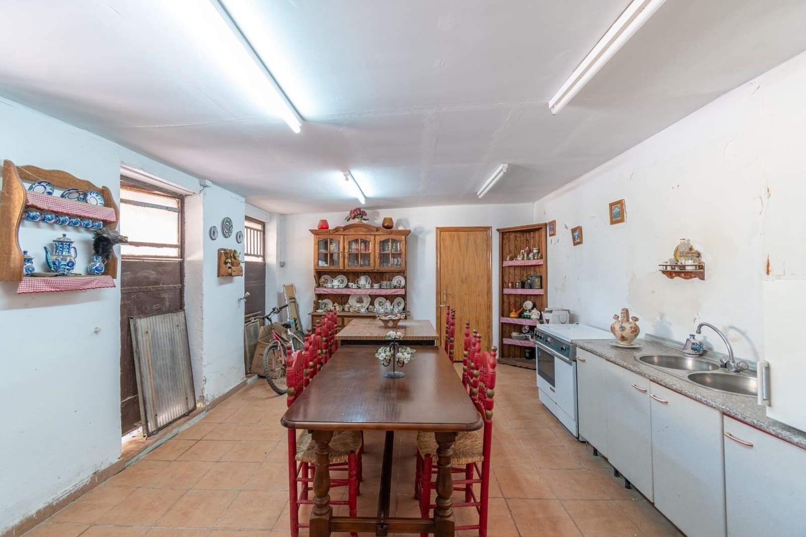 5 bedroom Villa for sale in Otura with pool garage - € 340,000 (Ref: 9534309)