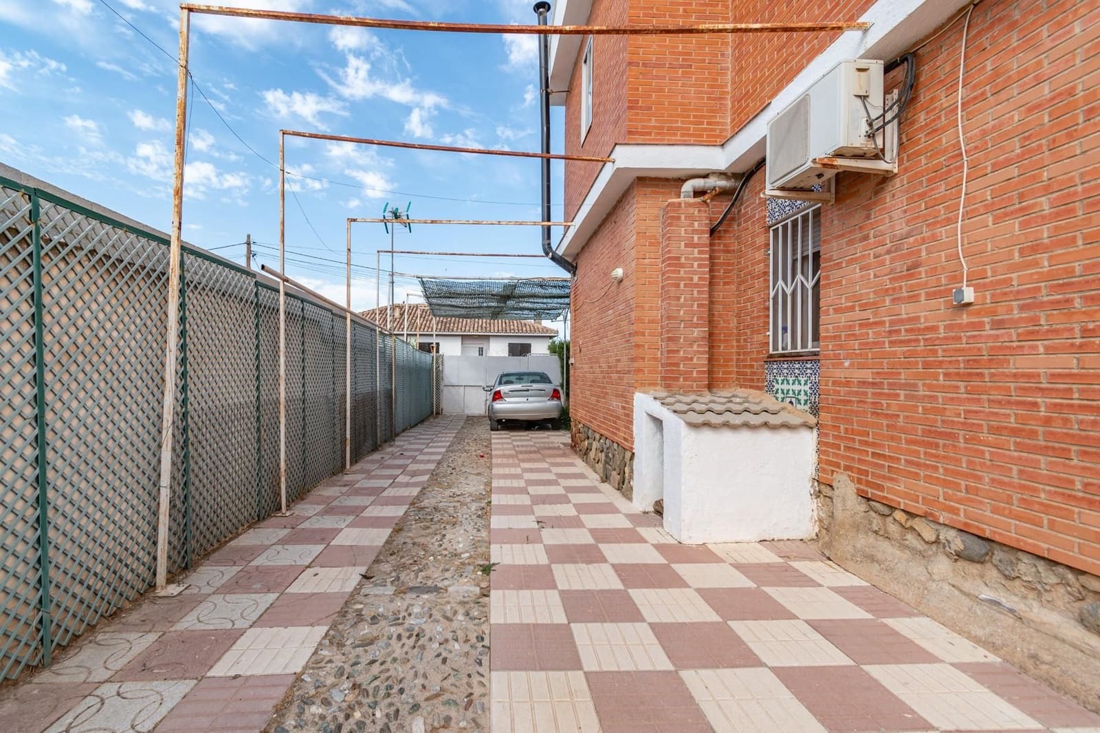 5 bedroom Villa for sale in Otura with pool garage - € 340,000 (Ref: 9534309)