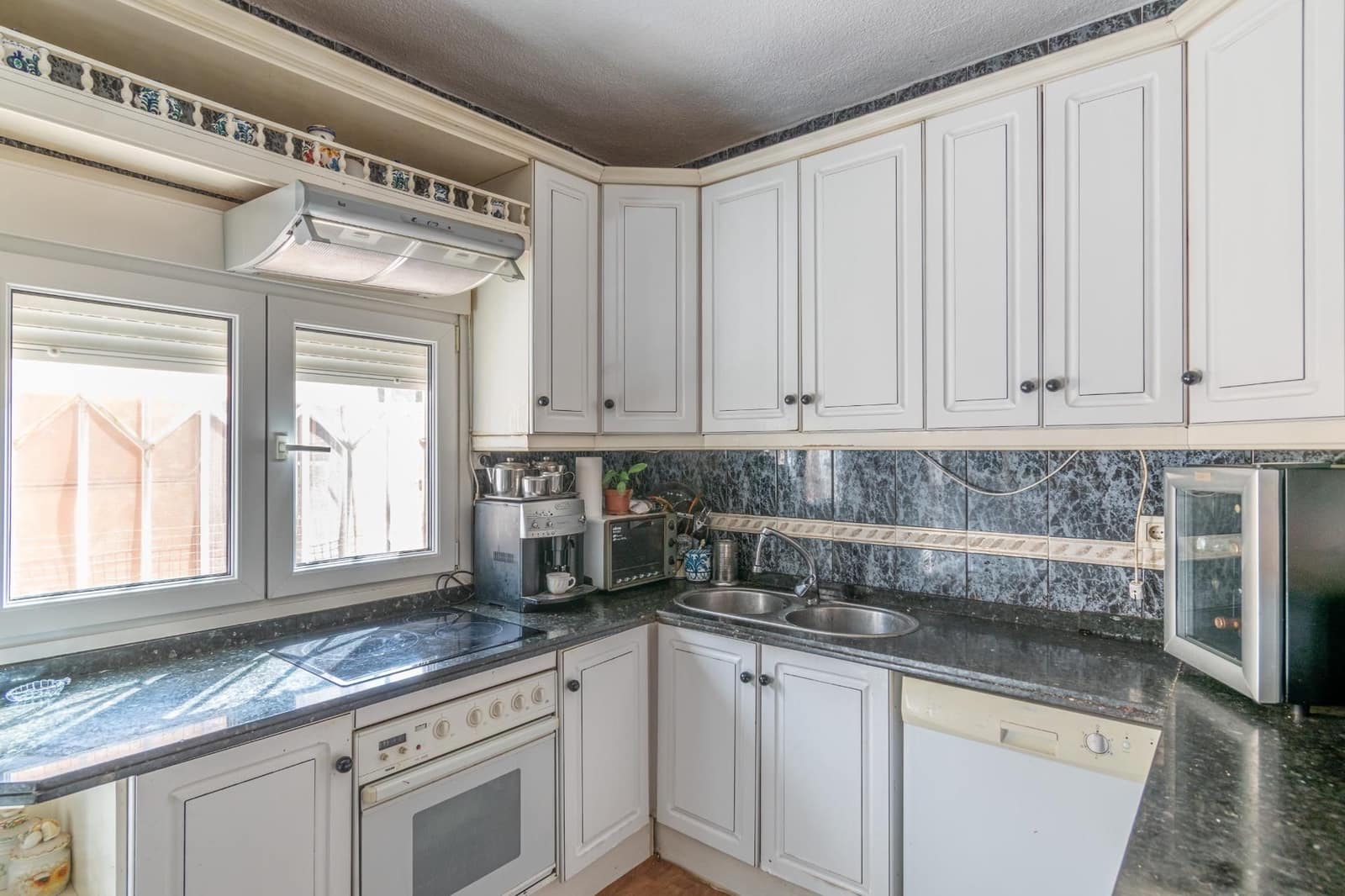 5 bedroom Villa for sale in Otura with pool garage - € 340,000 (Ref: 9534309)