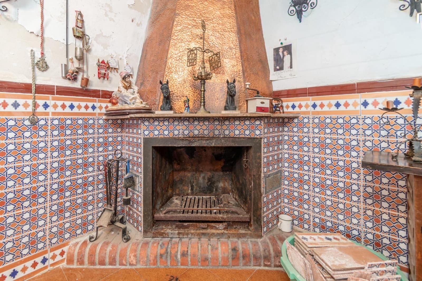 5 bedroom Villa for sale in Otura with pool garage - € 340,000 (Ref: 9534309)