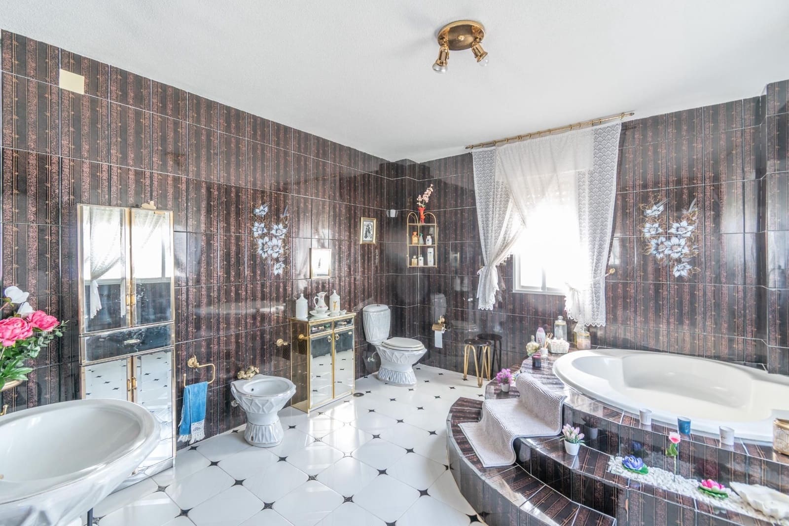 5 bedroom Villa for sale in Otura with pool garage - € 340,000 (Ref: 9534309)