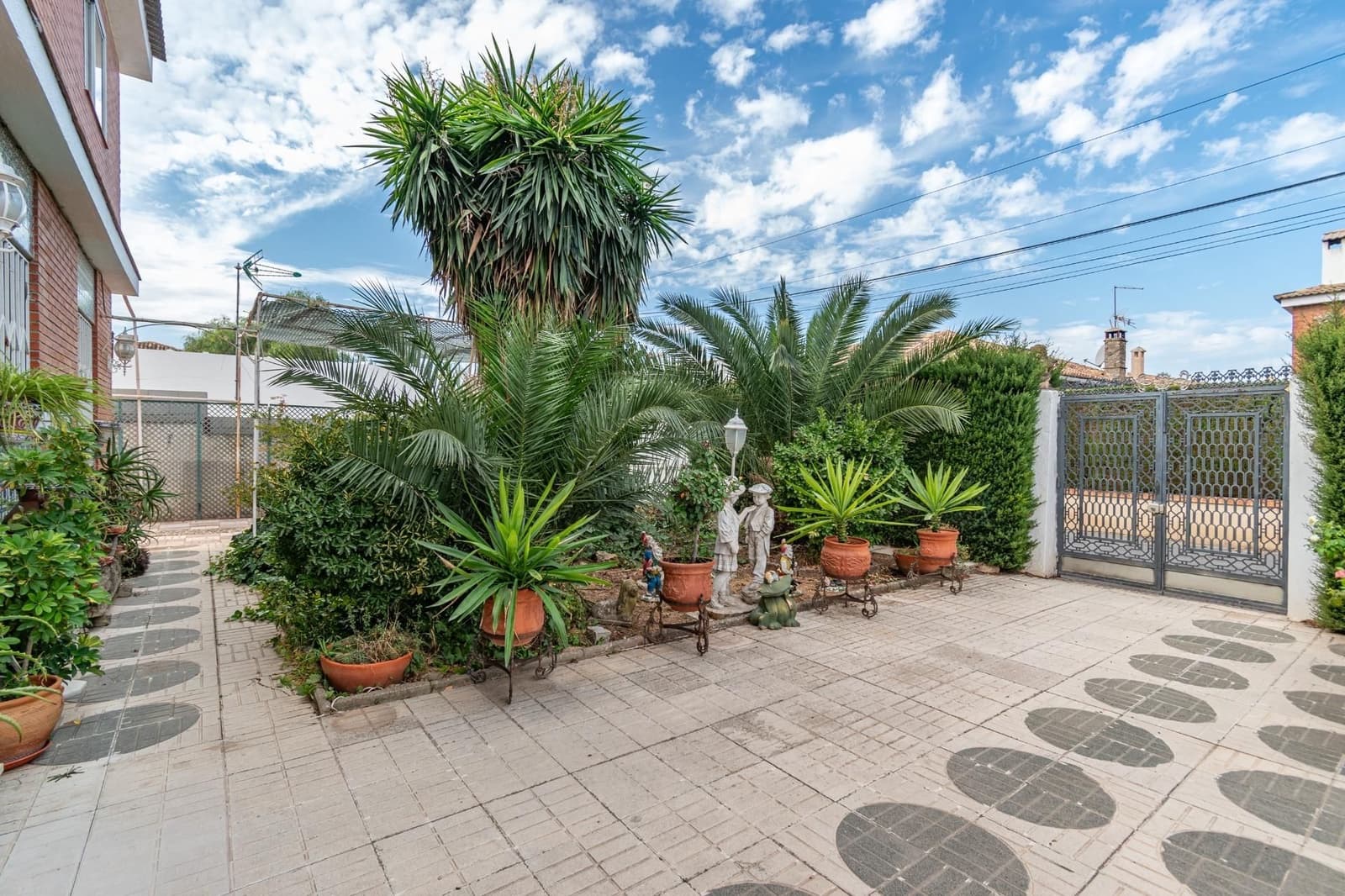 5 bedroom Villa for sale in Otura with pool garage - € 340,000 (Ref: 9534309)