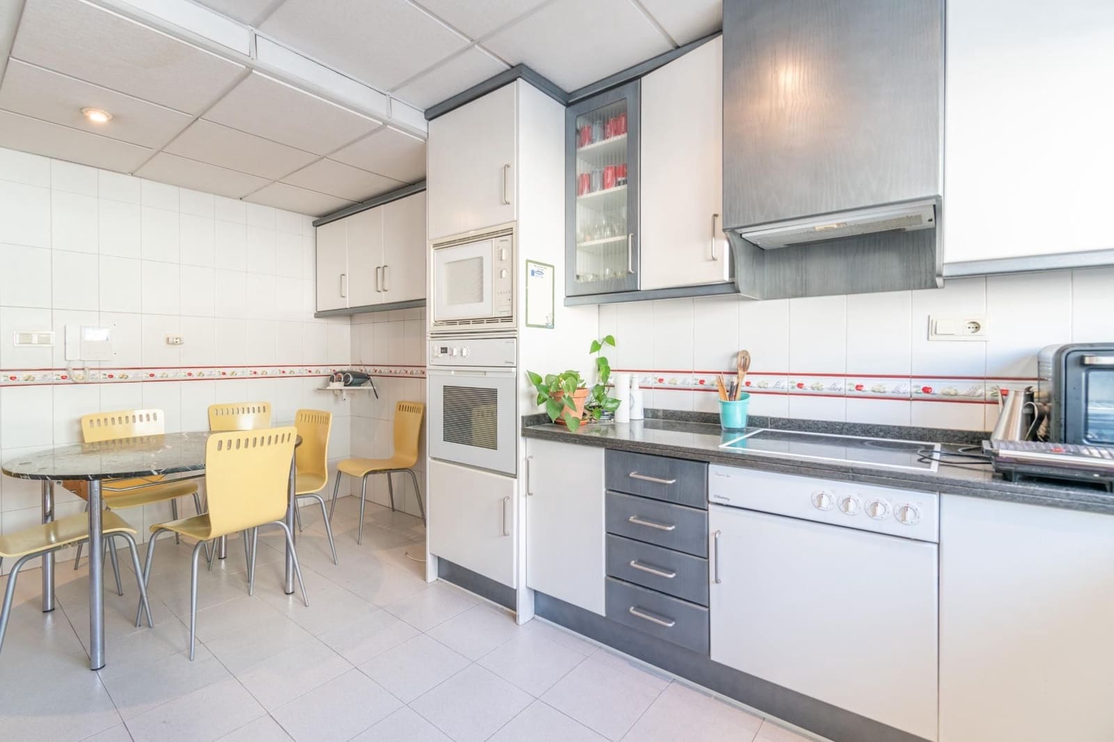 6 soveværelse Villa til salg i Granada by med swimmingpool garage - € 1.050.000 (Ref: 9534327)