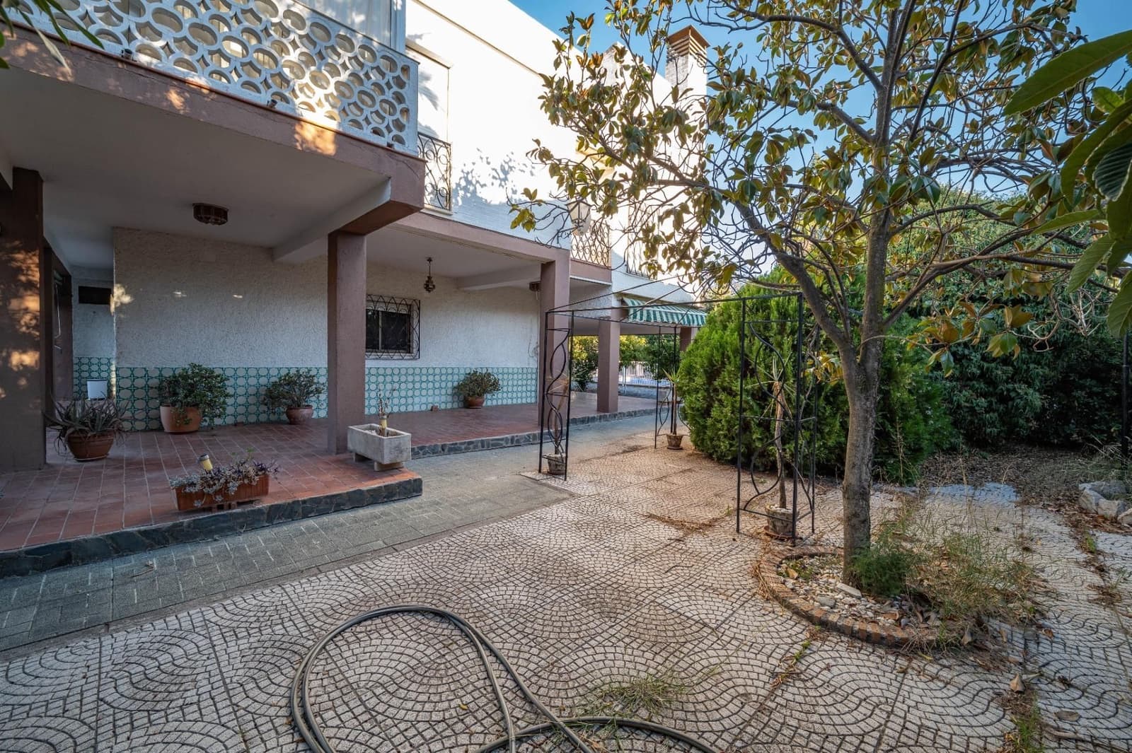 6 bedroom Villa for sale in Huetor Vega with pool garage - € 1,100,000 (Ref: 9534340)